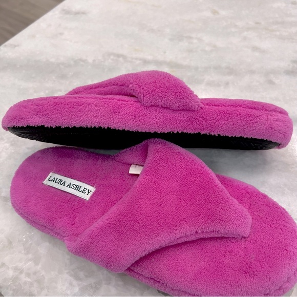 Laura Ashley Barbie Pink Plush Slippers NWOT - Picture 4 of 7